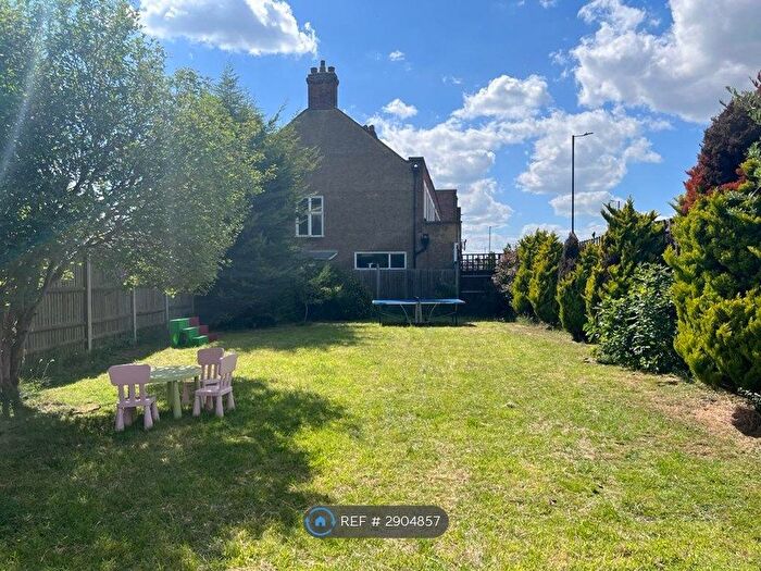 5 Bedroom Semi-Detached House To Rent In Mossville Gardens, Morden, SM4