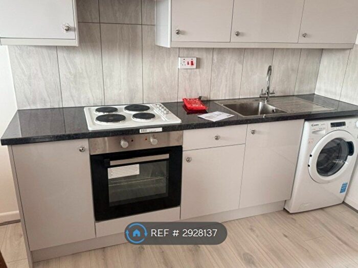2 Bedroom Flat To Rent In Oatlands Drive, Slough, SL1