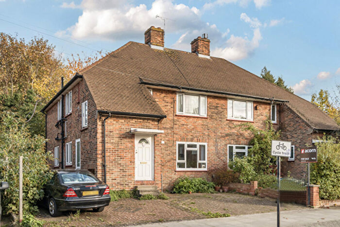 2 Bedroom Maisonette For Sale In Blanchedowne, Camberwell, London, SE5