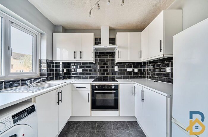 2 Bedroom Flat For Sale In Gidea Close, South Ockendon, RM15