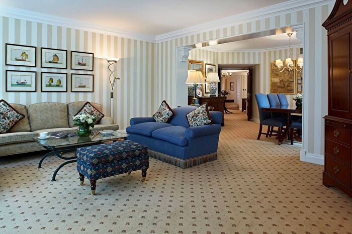 3 Bedroom Flat To Rent In Cheval Thorney Court, Kensington, London, W8