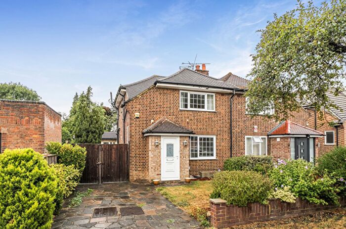 2 Bedroom Semi-detached House For Sale In New Peachey Lane, Uxbridge, UB8