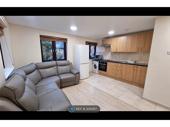 2 Bedroom Flat To Rent In Riverside Close, London, E5