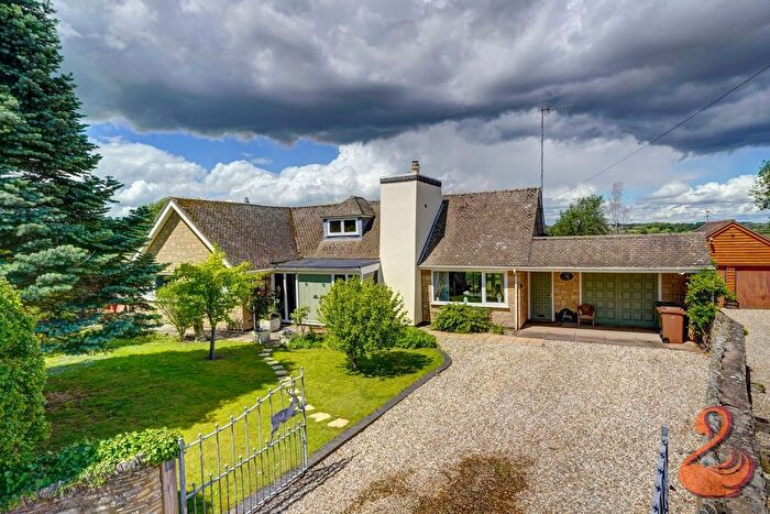 4 Bedroom Detached Bungalow For Sale In Court Lane, Offenham, WR11