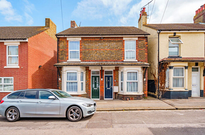 3 Bedroom Semi-Detached House For Sale In Victoria Road, Sittingbourne, Kent, ME10