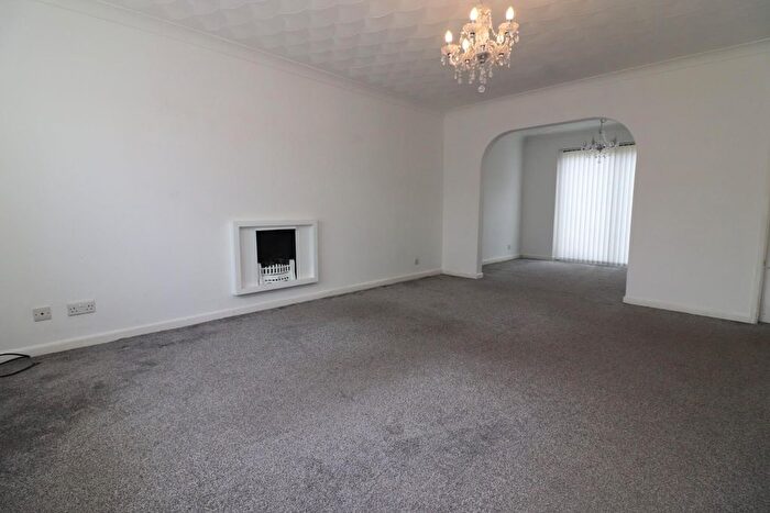 4 Bedroom Semi-Detached House To Rent In Whitsundale, Westhoughton, BL5