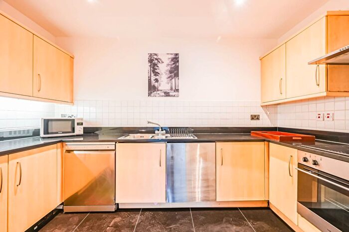 2 Bedroom Flat To Rent In Boardwalk Place, Poplar, London, E14