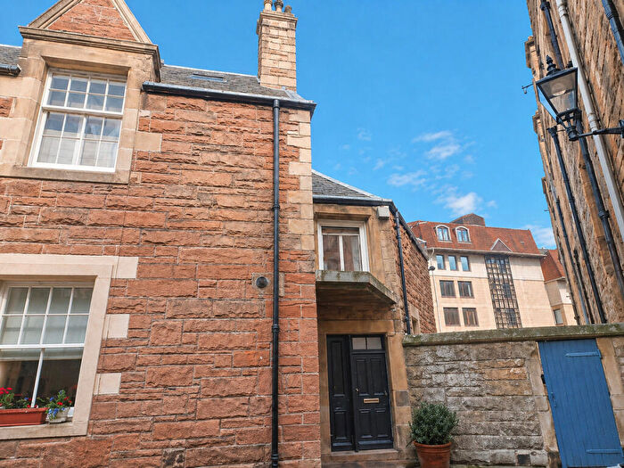 3 Bedroom Mews To Rent In Douglas Gardens Mews, Edinburgh, EH4