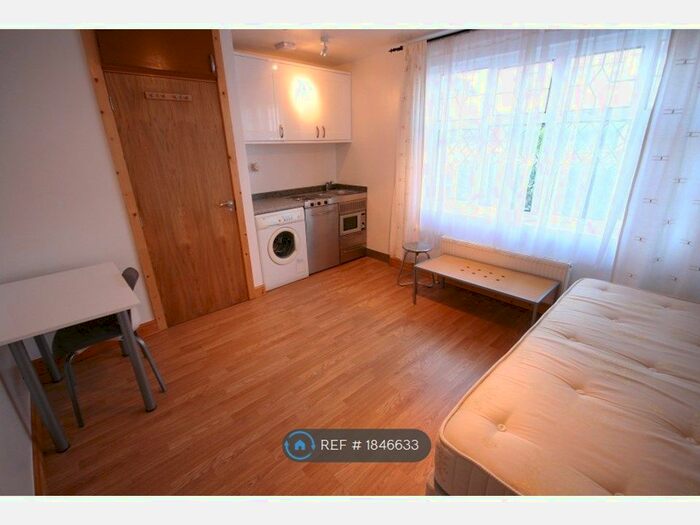 Studio To Rent In Beech Gardens, London, W5
