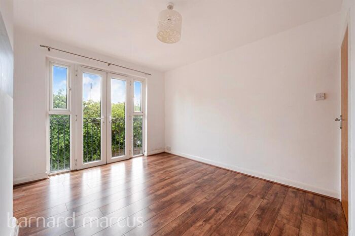 2 Bedroom Flat For Sale In Boundary Close, Kingston Upon Thames, KT1