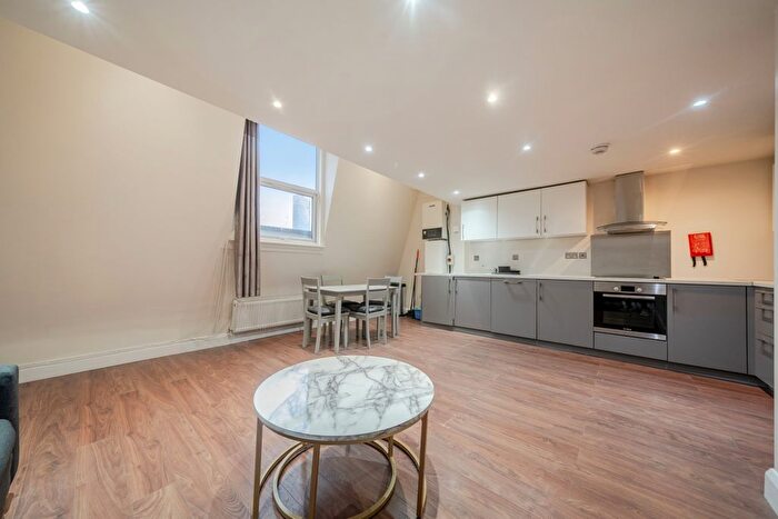 3 Bedroom Flat To Rent In The Cut, Waterloo, SE1