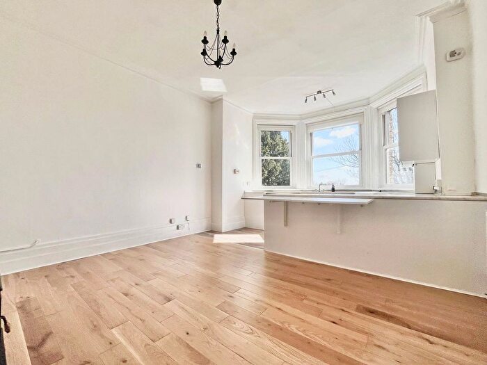 1 Bedroom Flat To Rent In Inwood Road, Hounslow, TW3