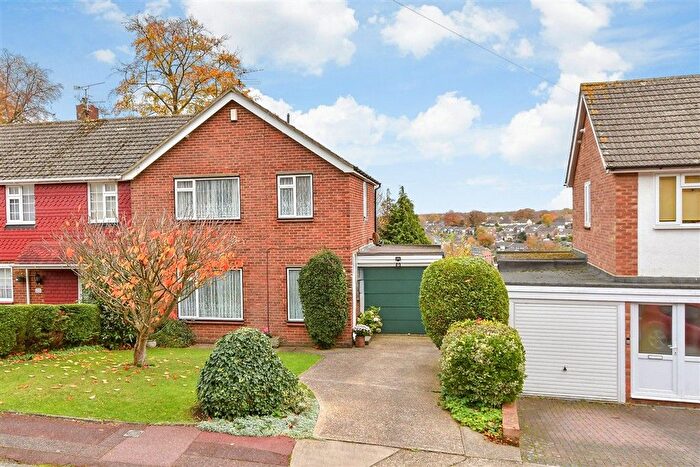 3 Bedroom Semi Detached House For Sale In Oakhurst Close, Walderslade, Chatham, Kent, ME5