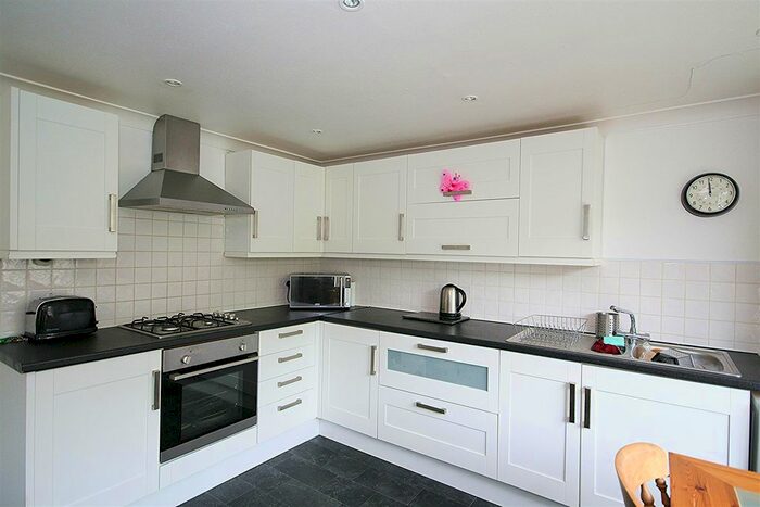 3 Bedroom Flat To Rent In Tinshill Avenue, Horsforth, Leeds LS16