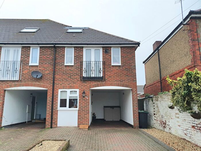 3 Bedroom End Of Terrace House For Sale In Grove Avenue, Gosport, PO12