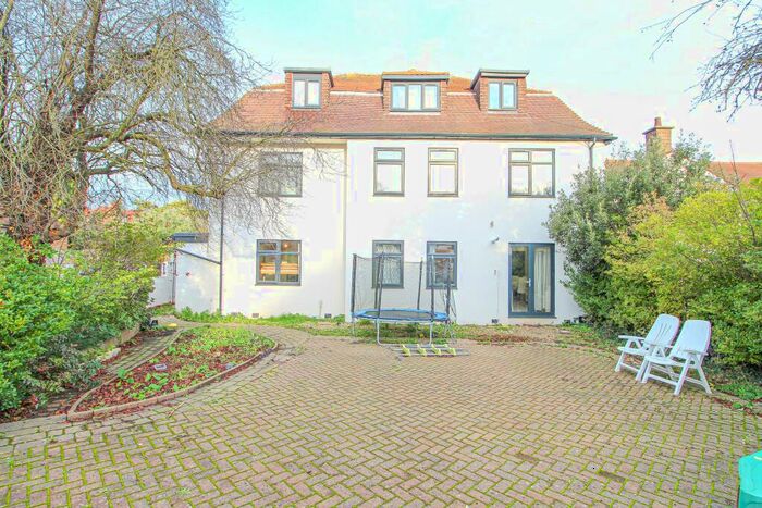 3 Bedroom Flat To Rent In Chequers Court, Sutton, SM1