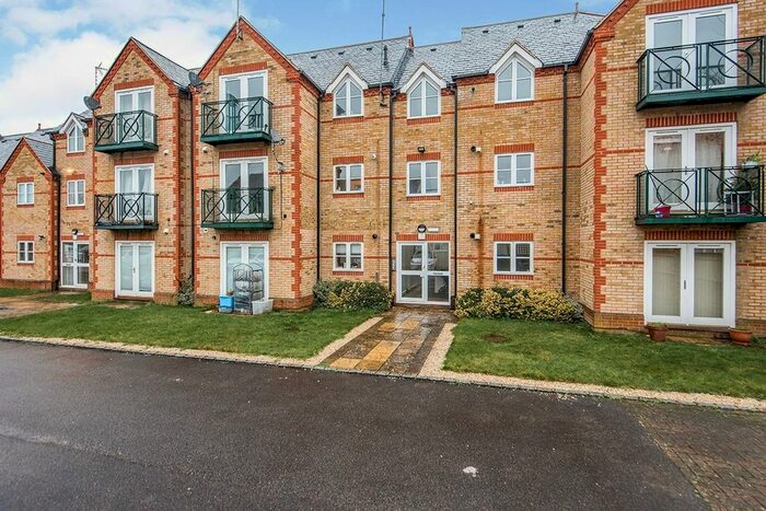 2 Bedroom Flat To Rent In Flat 8 St. Catherines Place Hummer, Egham, Surrey TW20