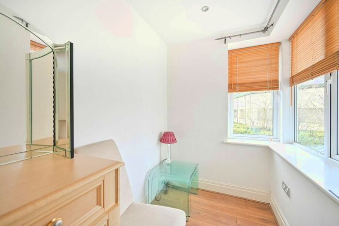 3 Bedroom Flat To Rent In Strand Drive, Kew, Richmond, TW9