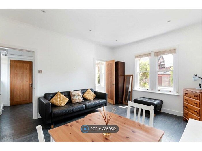 1 Bedroom Flat To Rent In Seymour Court, Surrey, GU21