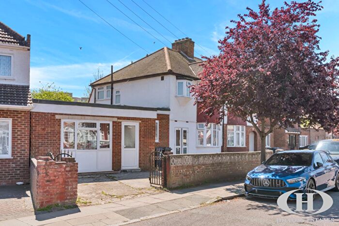 4 Bedroom Semi-Detached House For Sale In Kingsley Avenue, Southall, UB1