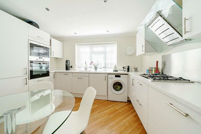 2 Bedroom Flat For Sale In Sunningdale, Berkshire, SL5