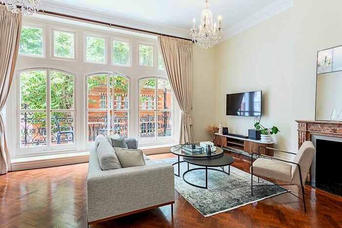 2 Bedroom Flat To Rent In - Kensington Court, London, W8