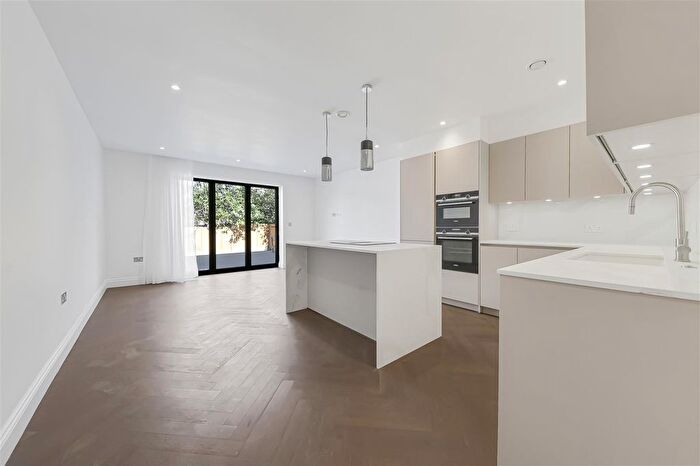 2 Bedroom Flat To Rent In Beechcroft Avenue, Golders Green, NW11