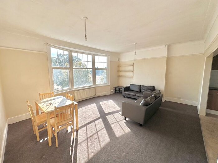 2 Bedroom Flat To Rent In Palmers Green, Greater London, N13