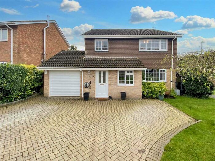 4 Bedroom Detached House For Sale In Lordsfield Gardens, Overton, RG25