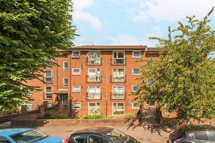 2 Bedroom Flat For Sale In Berrylands, Surbiton, KT5