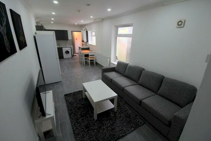 6 Bedroom Terraced House To Rent In Harriet Street Cardiff, CF24