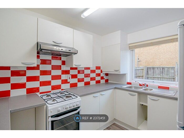 2 Bedroom Flat To Rent In Kenley Close, New Barnet, EN4