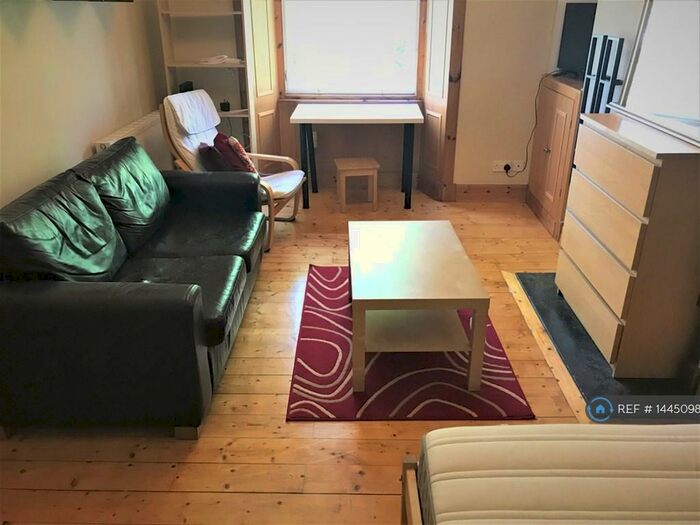 2 Bedroom Flat To Rent In Wardlaw Street, Edinburgh, EH11