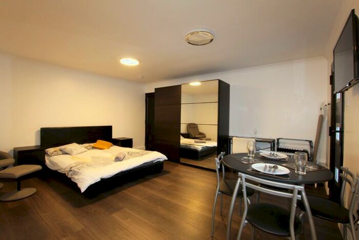 Studio To Rent In Station Road, London, NW4