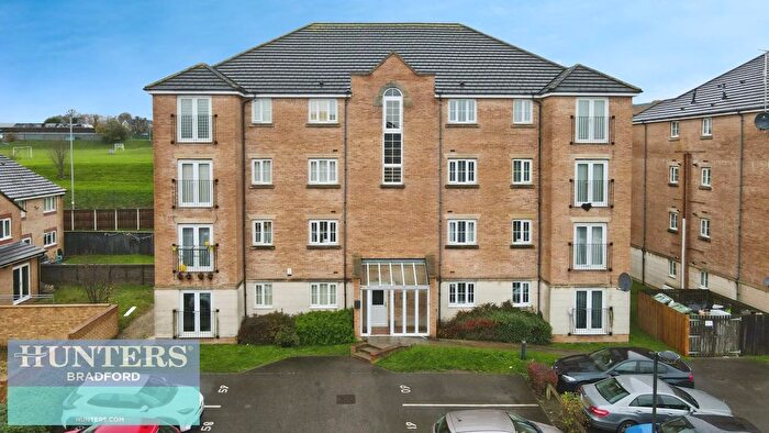 2 Bedroom Flat To Rent In Sandhill Close, Bradford, West Yorkshire, BD8