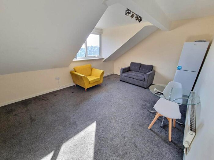 2 Bedroom Flat To Rent In Tong Street, Bradford, BD4