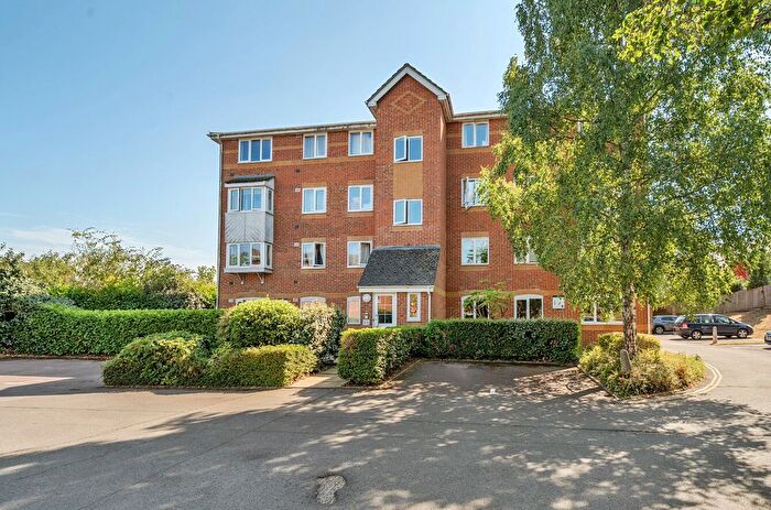 2 Bedroom Flat For Sale In Ascot Court, Aldershot, Hampshire, GU11