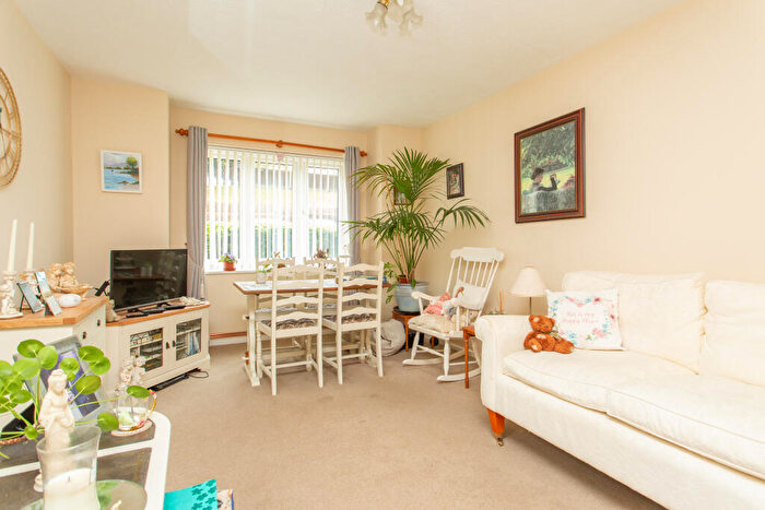 1 Bedroom Flat For Sale In Folkestone Road, Dover, CT17