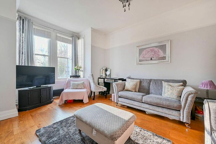 1 Bedroom Flat To Rent In East Churchfield Road, Poet's Corner, London, W3
