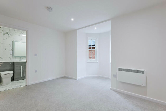 2 Bedroom Apartment To Rent In Flat Woodcote Reservoir, CR8