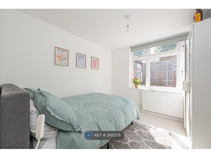 4 Bedroom Bungalow To Rent In Dorrien Walk, London, SW16