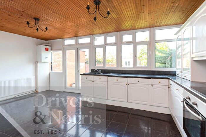 4 Bedroom House To Rent In Berkshire Gardens, Palmers Green, London, N13