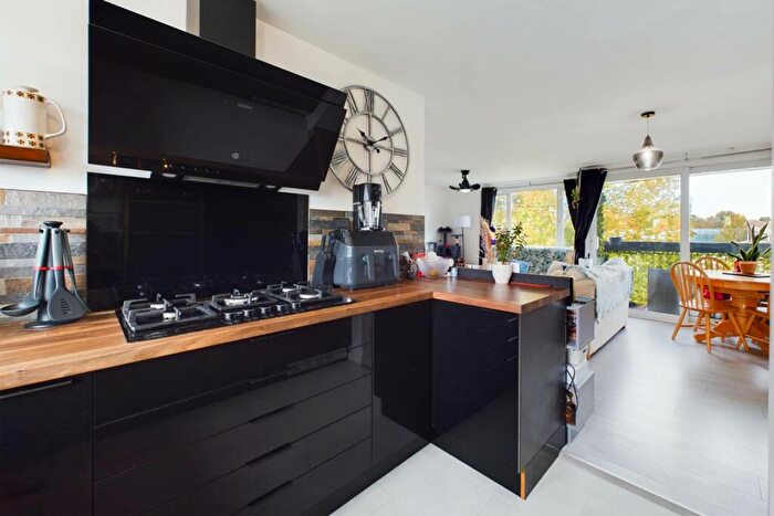 2 Bedroom Apartment For Sale In Stevenage Rise, Hemel Hempstead, HP2
