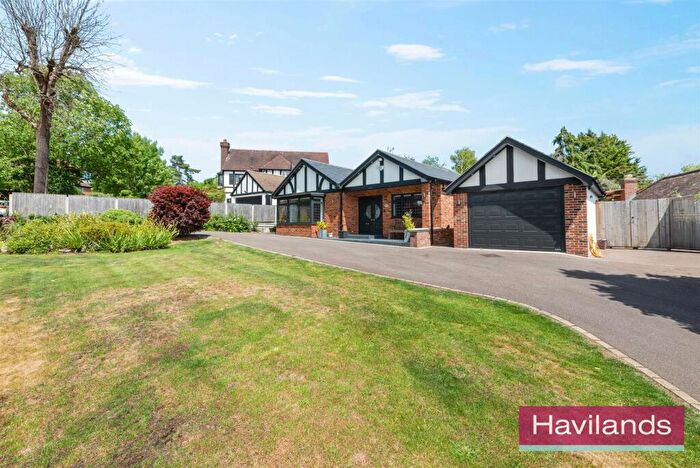 3 Bedroom Bungalow For Sale In Eversley Crescent, London, N21
