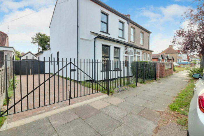 3 Bedroom Semi-Detached House To Rent In Carlton Avenue, Westcliff-on-sea, SS0