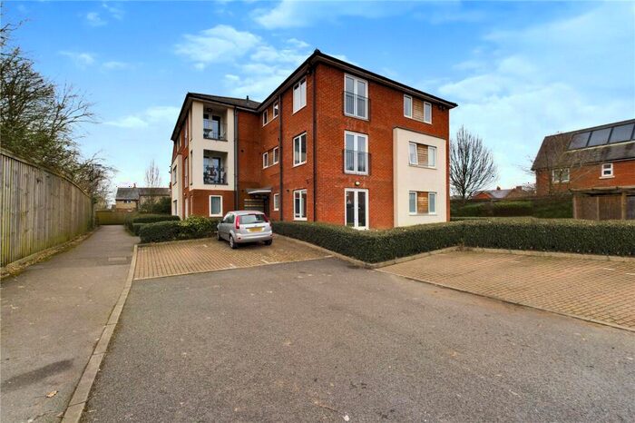 2 Bedroom Apartment For Sale In Graham Court, Theale, Reading, Berks, RG7