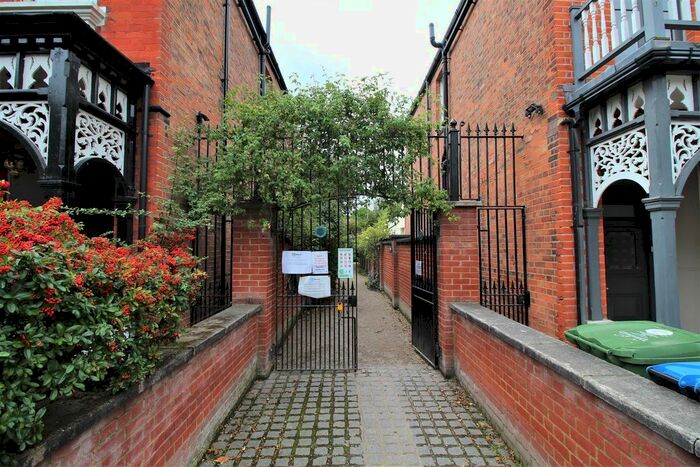 1 Bedroom Flat To Rent In Hoveden Road, Willesden Green, London, NW2