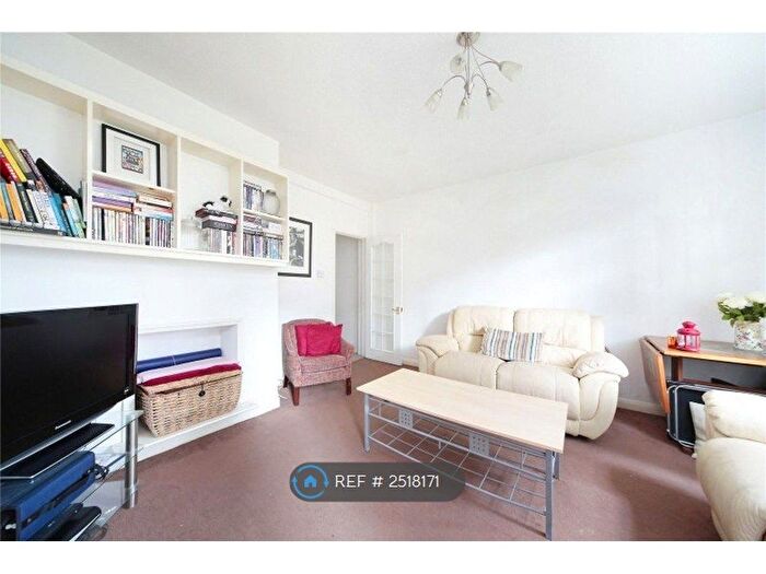 3 Bedroom Flat To Rent In Clapham, London, SW12