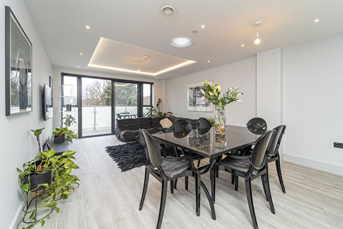 2 Bedroom Apartment For Sale In Tottenham Lane, Crouch End, N8