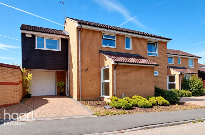 4 Bedroom Detached House For Sale In Homestead Close, Rayleigh, SS6